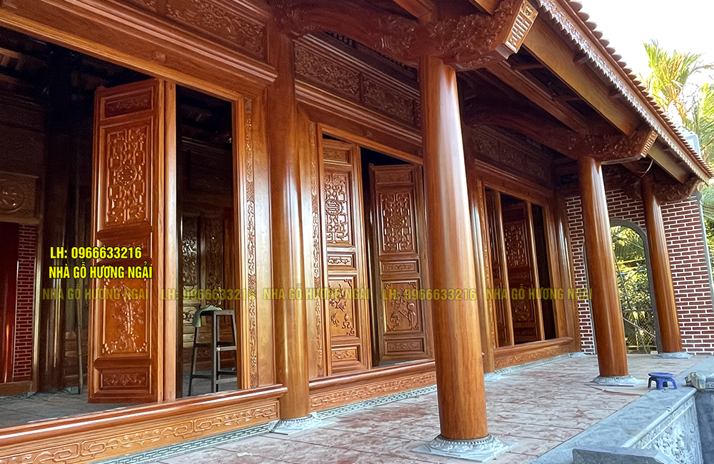 Model house with 3 rooms: front, living room, rear, owner