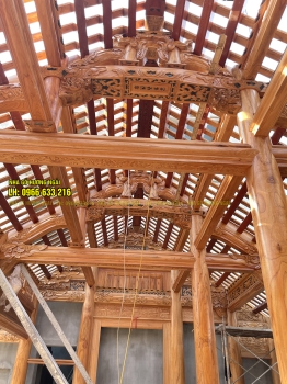 Erecting a 3-compartment, 20-column oval wooden house