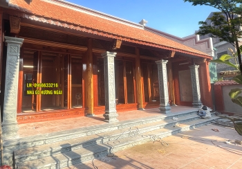 Wooden house with 3 rooms and 20 columns