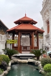 Mẫu nhà lục giác kết hợp sân vườn hồ cá